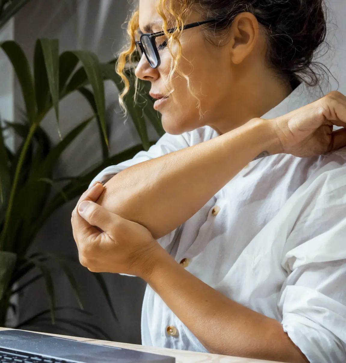 Elbow Pain Relief: Work Injury Rehab. Physical therapy for mobility recovery. Faster healing at our rehabilitation clinic.